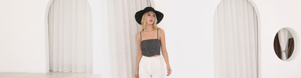 Kadın desenli crop bluz ve beyaz pantolon kombini